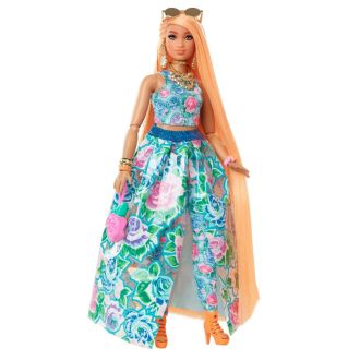 Barbie Extra Fancy Bambola con capelli lunghissimi indossa un completo floreale con articolazioni snodate